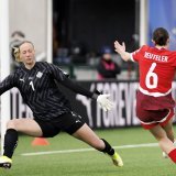 Géraldine Reuteler ouvre le score pour la Suisse. La suite ne fut pas aussi lumineuse... KEYSTONE/EPA/BRYNJAR GUNNARSSON